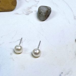925 silver stamped pearl studs white